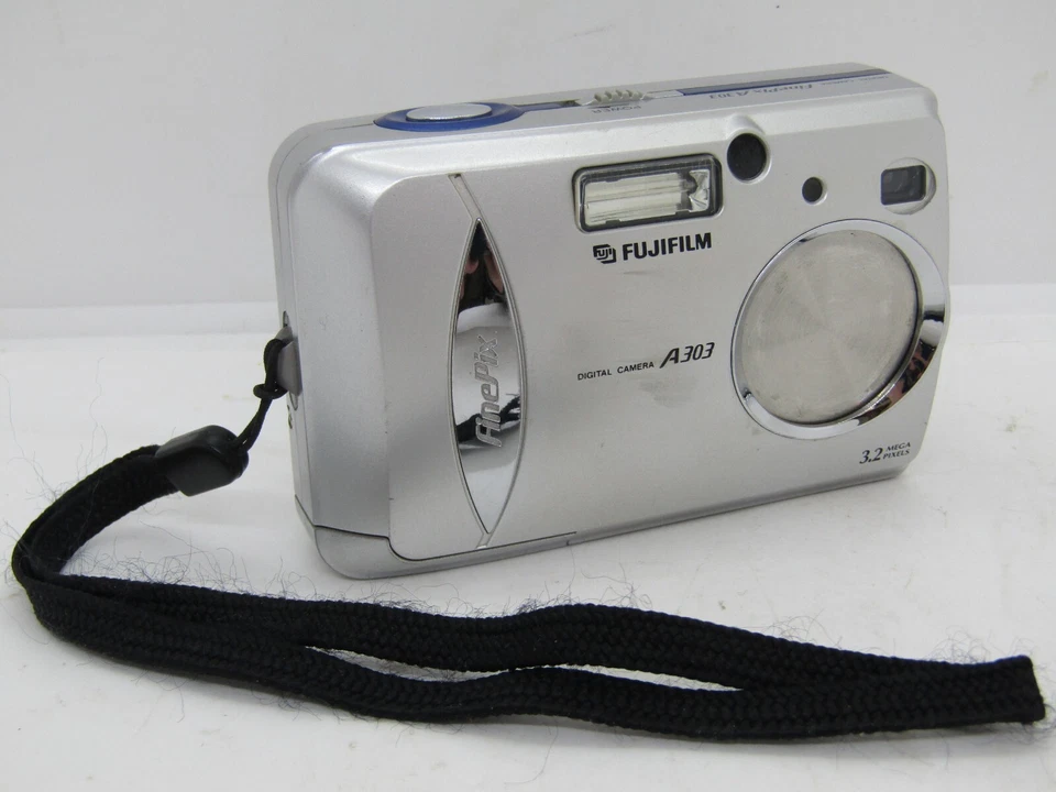 Fujifilm FinePix A Series A303 3.2MP Digital Camera Silver and Carry Case. - Image 2 of 4