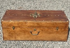 Coffre ancien bois clouté Fleur de Lys ferrures laiton 64 cm