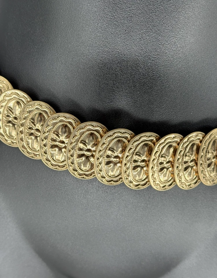 Cinto de cintura elástica medalhão tom dourado feminino tamanho único preto elástico floral link - Imagem 2 de 4