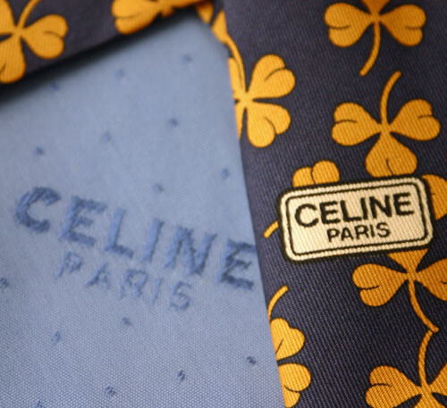 Cravatta CELINE quadrifoglio oro su twill di seta marina - Foto 4 di 4
