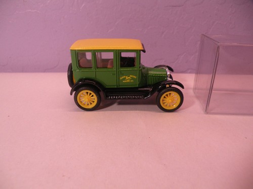 John Deere 1923 Ford Sedan Ertl Hamilton Authenticated 1543SR Diecast Car - Picture 3 of 6