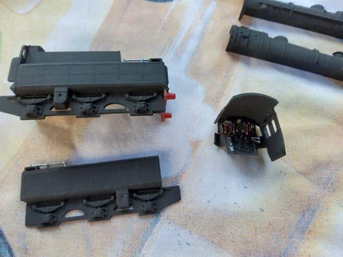 VINTAGE AIRFIX OO SCALE MODEL RAIL KIT BR Mogul R403 in Red Stripe Box Series 4 - Foto 9 di 12
