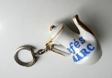 Ancien porte cle Cafetière Porcelaine Fleurie Café Marc, années 60.