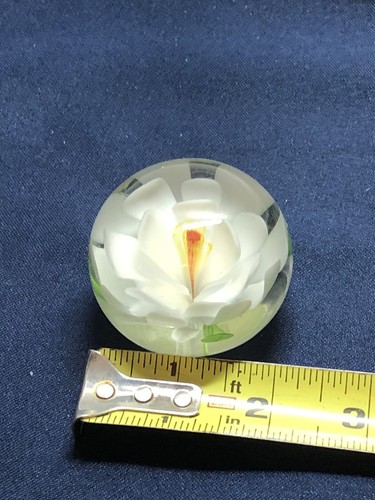 Vintage White Flower W/Orange Stamin Blown Glass Paperweight 2" high - Picture 9 of 12