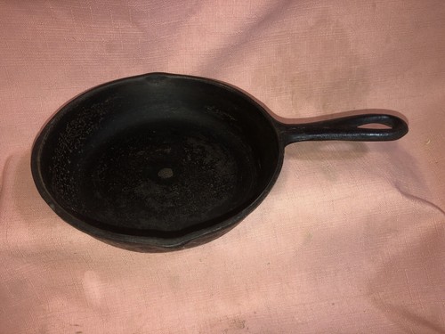Vintage Cast Iron Skillet NO. 3 6 5/8" with Heat Ring - Picture 2 of 5