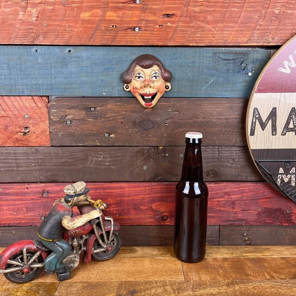 Abridor de botellas de hierro fundido de 4 ojos para dama montado en la pared con acabado antiguo pintado Foto 4 de 4