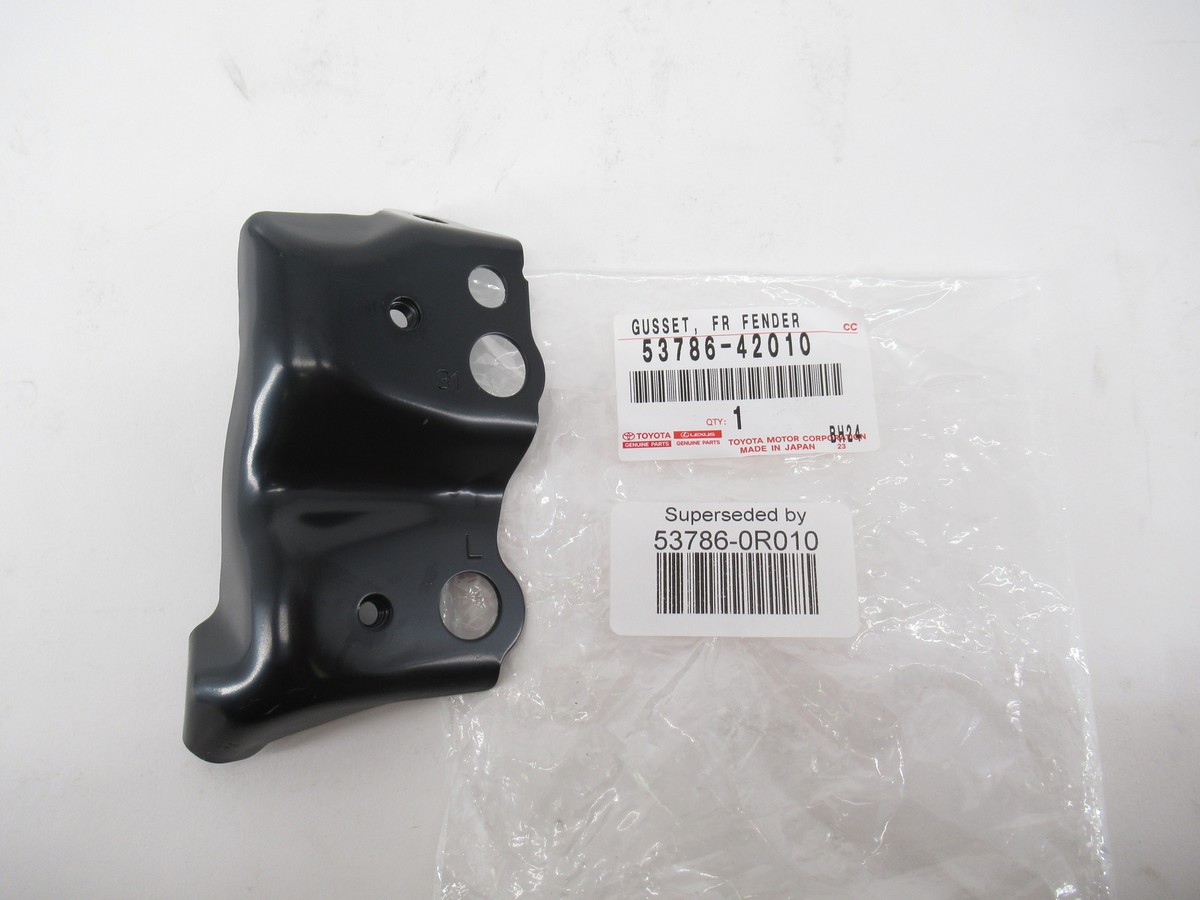 Riho　0324 Genuine OEM Toyota 53786-0R010 Driver LH Front Fender Gusset