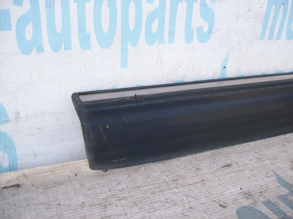 MERCEDES BENZ W123 1977-1985 OEM CONDUCTOR TRASERO IZQUIERDO PUERTA INFERIOR MOLDURA Foto 2 de 4