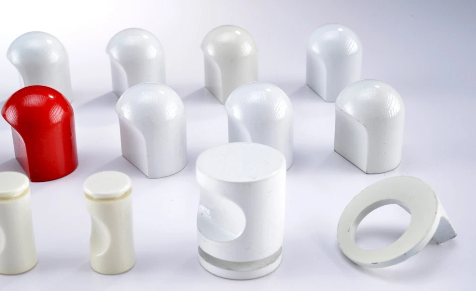 Tiradores de cajón modernos vintage de mediados de siglo de metal esmaltado blanco-rojo - era Drexel Foto 4 de 4