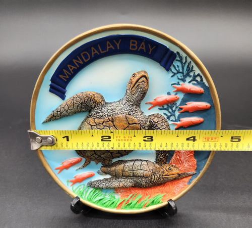 Plato Decorativo Tortugas Marinas con Soporte Repujado Mandalay Bay NUEVO Caja Abierta - Imagen 5 de 8