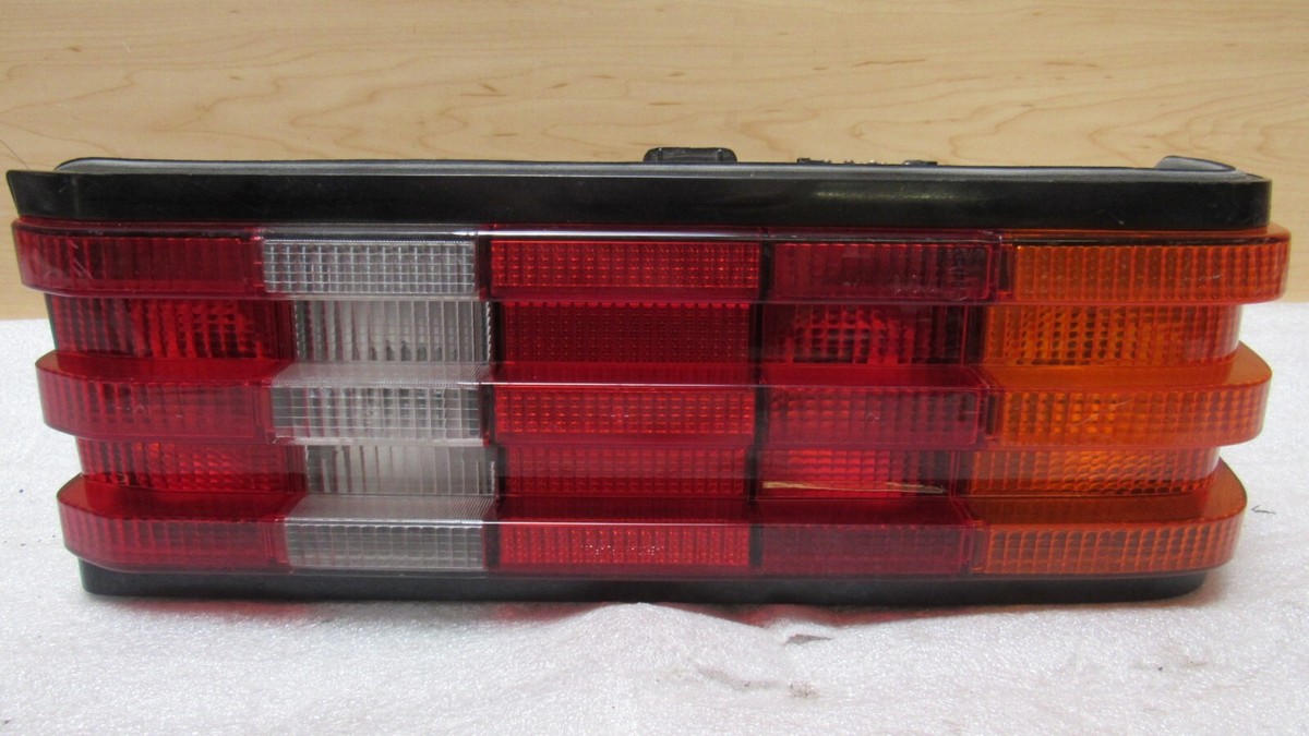 W201 190E 純正品テールライト　ユニット付 Mercedes Benz W201 190E Right Passenger side Tail Light Lens