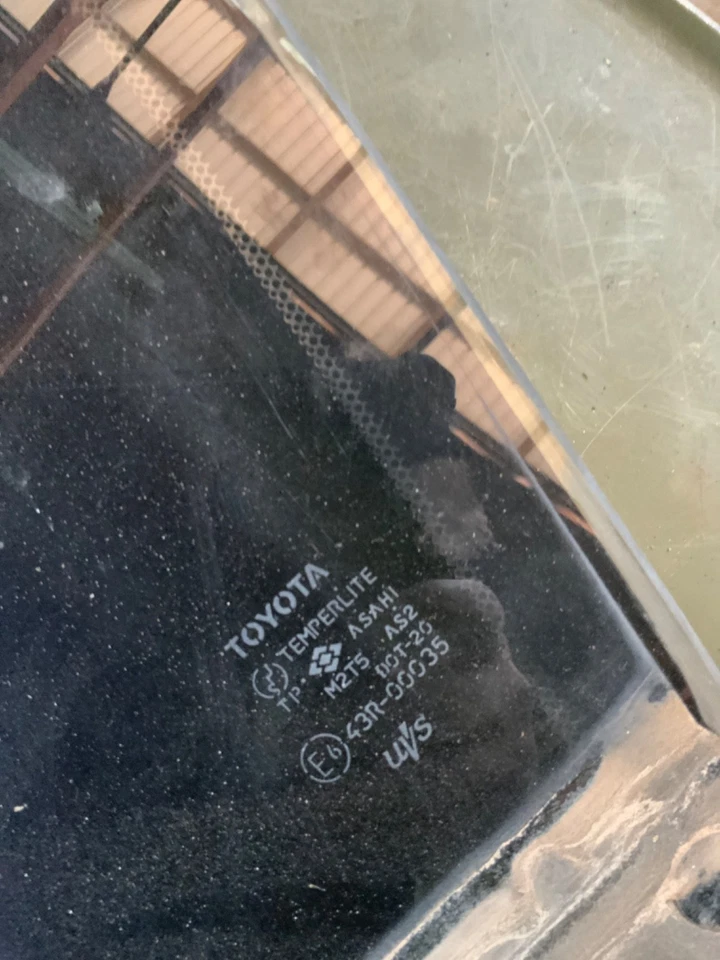 ОРИГИНАЛЬНОЕ ПЕРЕДНЕЕ ЛЕВОЕ СТЕКЛО ВОДИТЕЛЬСКОЙ ДВЕРИ LEXUS 1998-2000 LS400 - Изображение 3 из 4