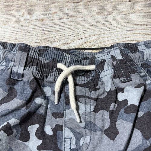 Completo mimetico bambino taglia 5T. Nuovo con etichetta! Pantaloncini cargo mimetici grigi, maglietta arancione bruciato - Foto 6 di 10