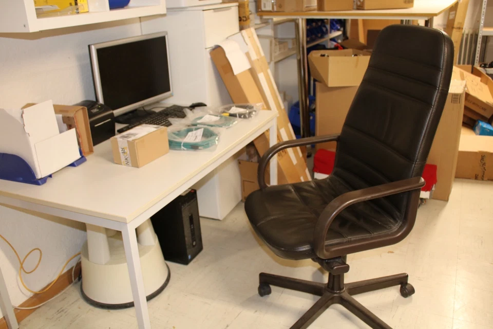 dat12# Aus Insolvenz: Bürotisch und Bürostuhl