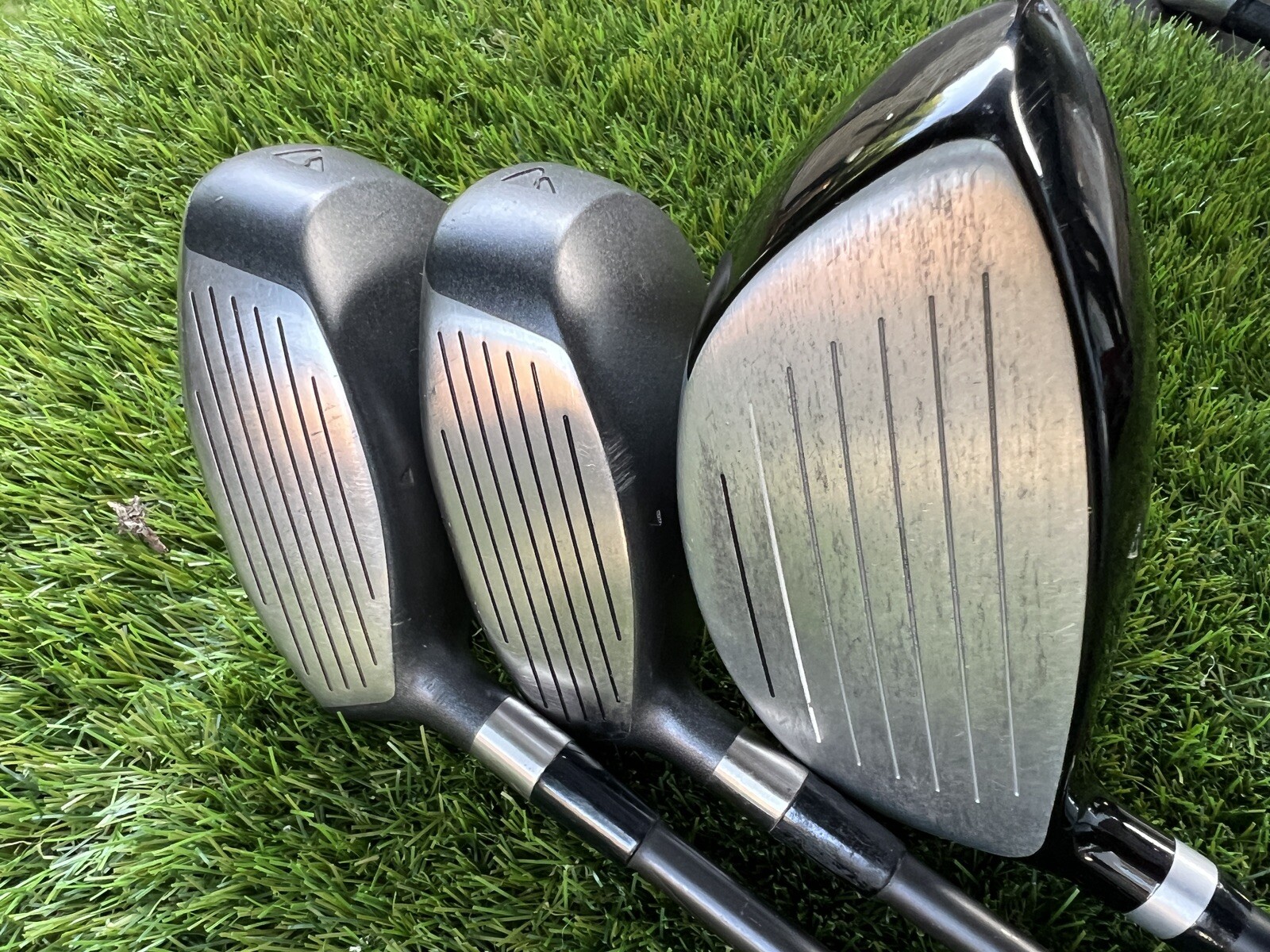 LOVELY SET OF WILSON DEEP RED GOLF CLUBS IN A WILSON STAND BAG. FREE