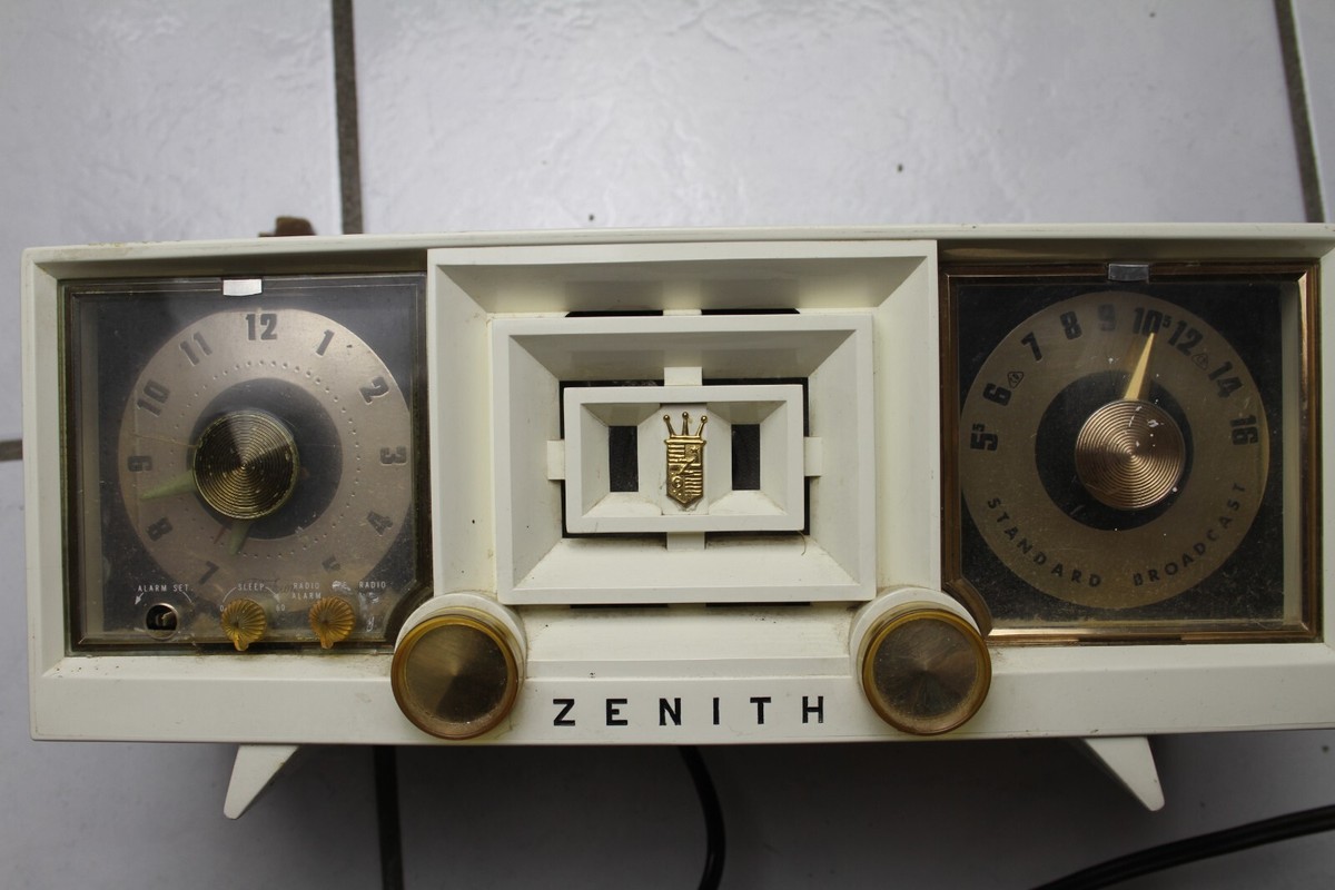 1953 MCM ZENITH R519W TABLE ALARM CLOCK RADIO STANDARD BROADCAST