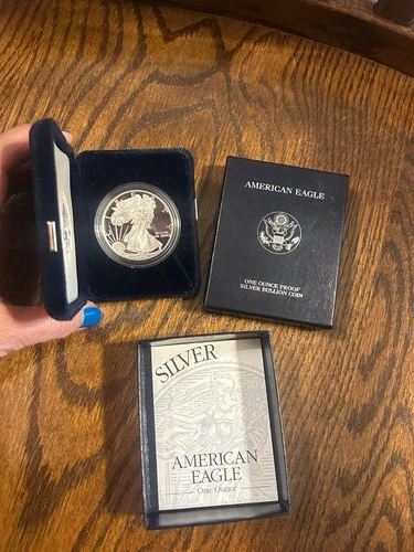 1999P US Mint American Eagle Silver Dollar Uncirculated Navy Velvet Case