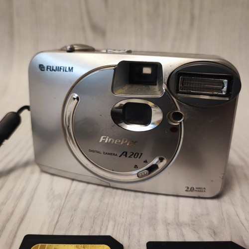 Fujifilm Finepix A201 Compact Digital Camera 2.0MP with 2 Smart media Cards - Picture 3 of 14