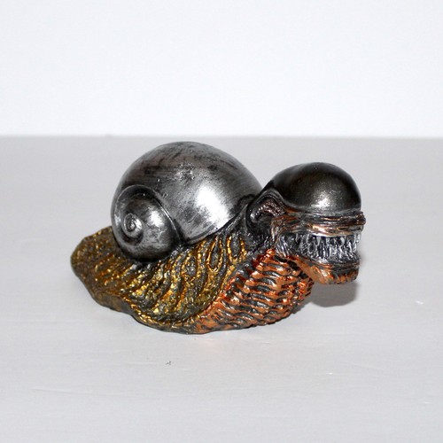 Snailien Figurine Alien Xenomorph resin horror garden decor