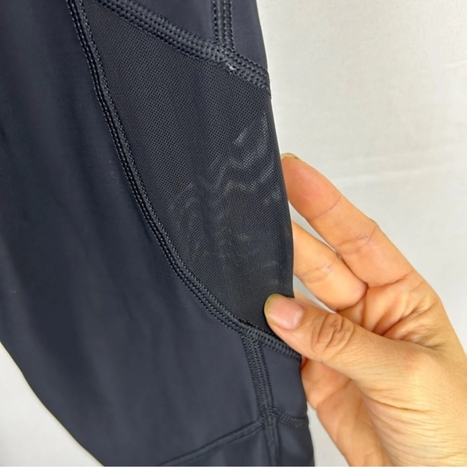 lole mesh detail zipper pocket 7/8 leggings
