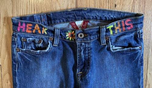Handbemalte ""Peace No More War"" Lucky Jeans Gr. 6/28 Low Rise Flare 35 Zoll tarnfarben - Bild 5 von 11