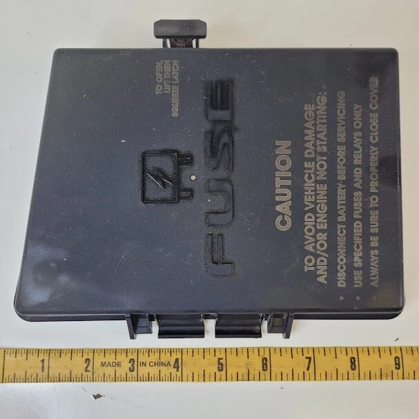Chrysler Pacifica 2005-2007 debajo del capó caja de fusibles tapa relé cubierta negra OEM Foto 3 de 4