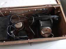 ANCIEN TELEPHONE DE CAMPAGNE MILITAIRE AVEC CAISSE EN BOIS TRANSMISSION
