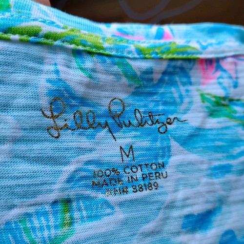 Lilly Pulitzer M VNeck Top Tropical Tee Medium NWOT West Palm Beach - Picture 4 of 4