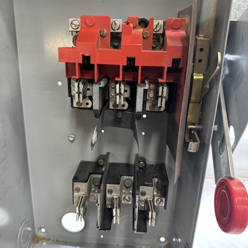 Eaton Marteau à découper DH323FGK 3P 100A 240V Fusible NEMA1 Déconnexion intérieure - Photo 3/9