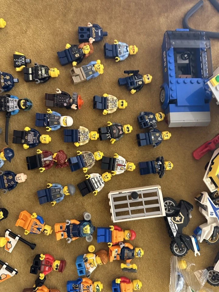 LEGO Police, Fire, & Space  Minifigure Lot  With Transport ++ - Image 4 of 4