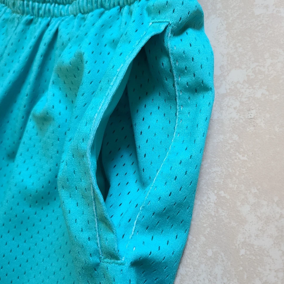 Pantalones cortos Mitchell And Ness 1996-1997 Vancouver Grizzlies Foto 4 de 4