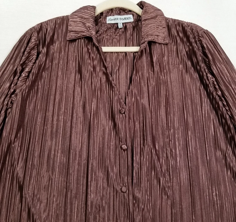 Camisa Top Blusa Top Almost Famous Abotonada Para Mujer Pequeña Marrón Brillo Mangas Largas” Foto 2 de 4