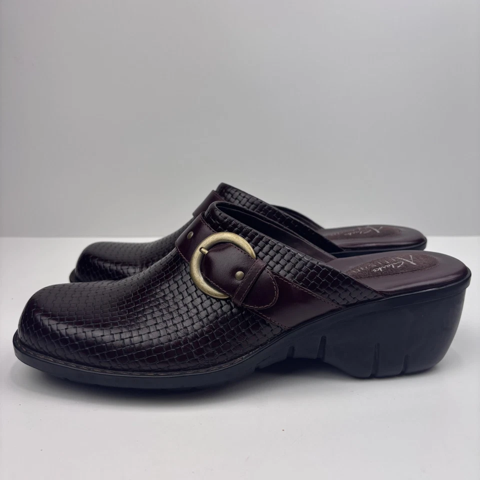 Zuecos Clarks Artisan 73264 de cuero tejido con hebilla Mula para mujer EE. UU. 10M marrón oscuro Foto 3 de 4