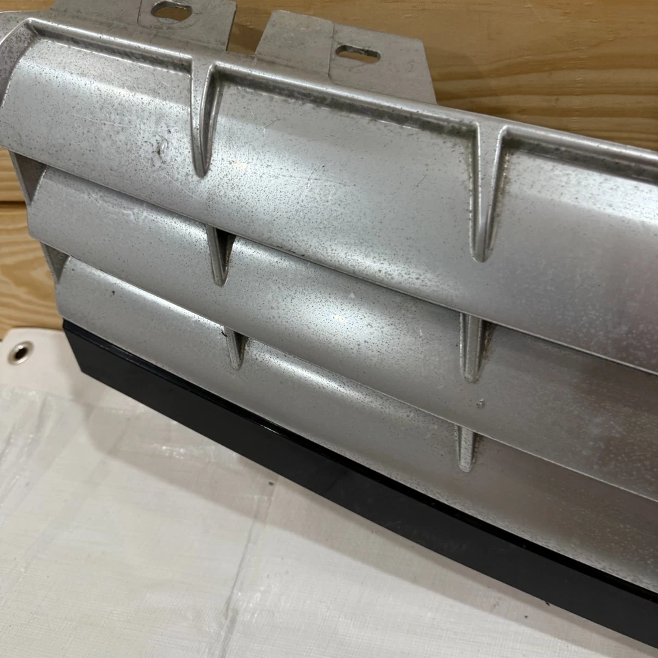 Cadillac XLR 2004 2005 2006 2007 2008 parrilla delantera 10348679 OEM Foto 4 de 4