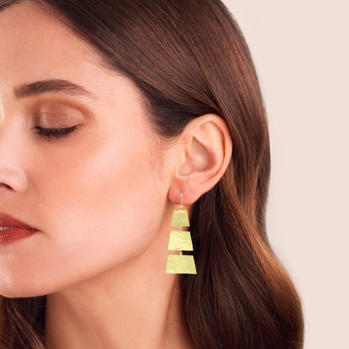 Pendientes colgantes largos martillados diseño hecho a mano pendientes de latón chapado en oro de 18 quilates - Imagen 7 de 7