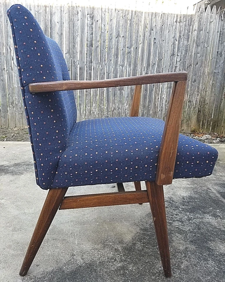 Sillón de madera moderno vintage de mediados de siglo con patrón de cubo atómico de tela azul Foto 3 de 4