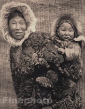1900/72 EDWARD CURTIS North American Indian Alaska NUNIVAK Mother Baby Inuit Art
