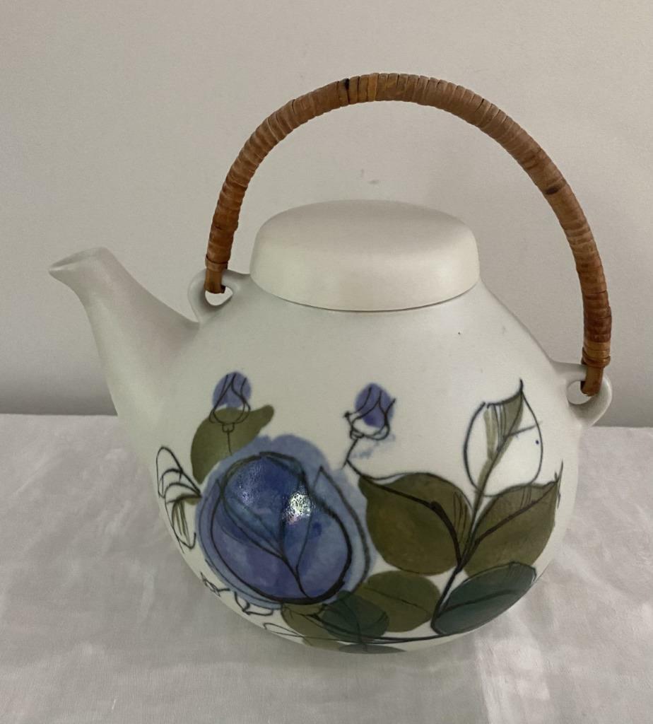 Arabia Finland Teapot Blue Roses Hilkka Liisa Ahola Ulla Procope Rattan Handle Korzystna, ograniczona wyprzedaż