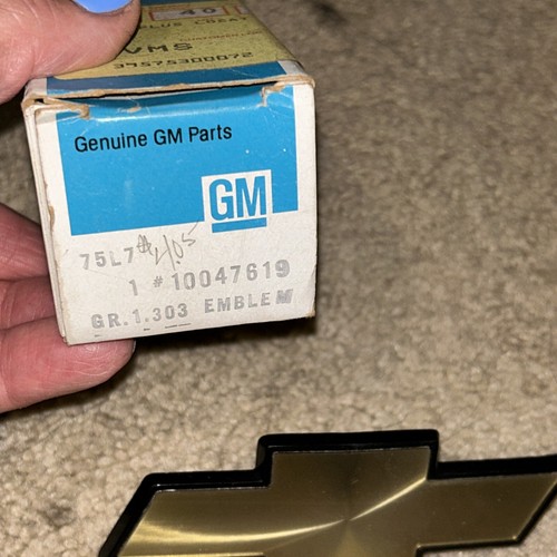 NOS GM Celebrity Radiator Grill Emblem 10047619 1984-1989 - Picture 3 of 9