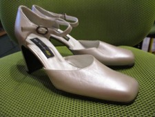 Elegante Komplettleder- Pumps von MIO MONDO- Gr. 40,5
