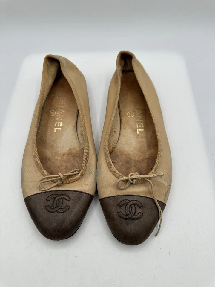 Chanel Vintage Dos Tonos Cuero Desnudo Marrón CC Puntera Arco Ballet Plano Talla 37/6.5 Foto 3 de 4