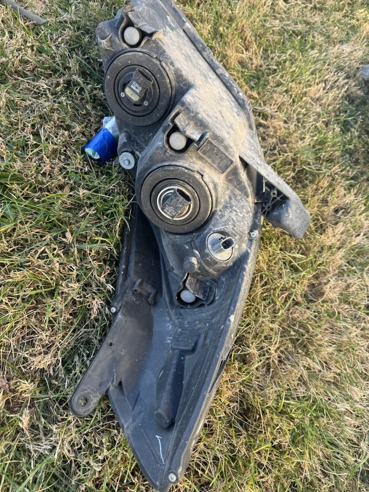 Toyota Solara Headlights with Bulbs. Pair. Used. Good Condition Just Yellowing - Imagem 2 de 4