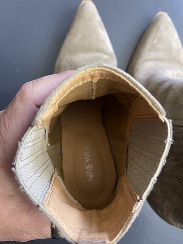 Botín de gamuza sintética beige Nine West 7,5 tacón bloque usado en excelente estado - Imagen 5 de 9