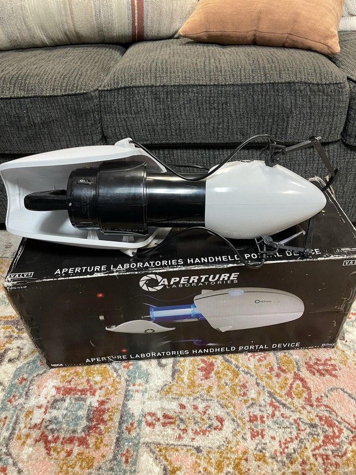Réplique NECA Aperture Science Handheld Portal Device (Pistoil) - Portal - NEUF Scellé