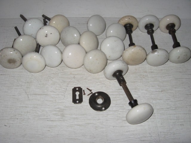 {22} ANTIQUE WHITE PORCELAIN DOOR KNOBS w/some SPINDES; G/VGC, 1- Crackled