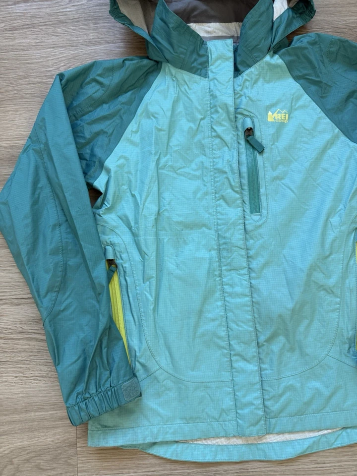 Jaqueta de chuva feminina REI zíper completo com capuz azul tamanho M (10-12) bolsos com zíper inverno - Imagem 3 de 4