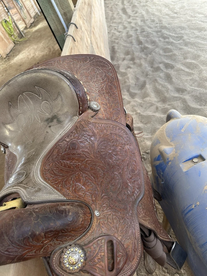 15 inch Crate Roping Saddle, Mike Beers. Very well taken care of, great shape - Image 4 of 4