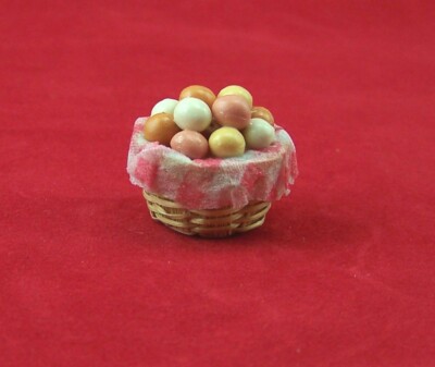 Miniatur Korb von Creal mit Eier für 1:12 Puppenhaus. 2,5x2 cm