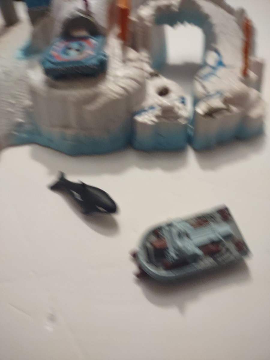 Galoob MICRO MACHINES FLOATING POLAR COMMAND PLAYSET, W/ Orca