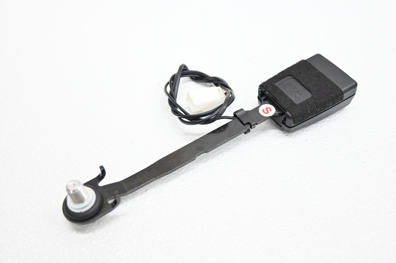 ⭐ 03-12 Maserati Quattroporte Front R or L Seat Belt Latch Receiver Oem